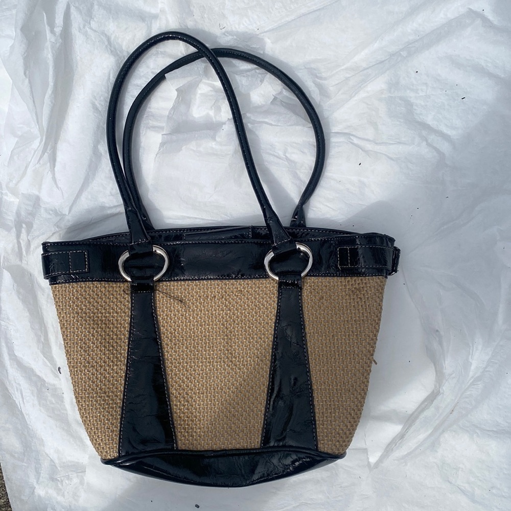 Woven straw purse with patent leather detail